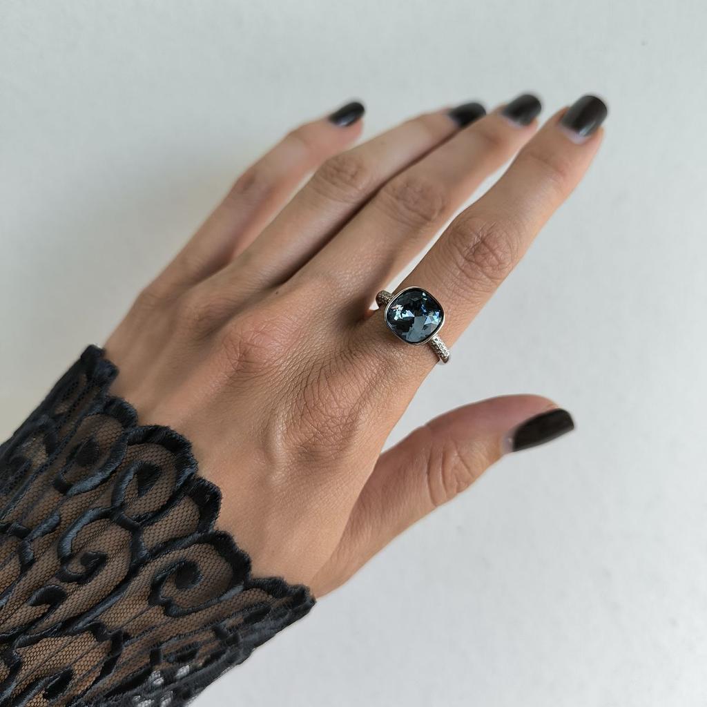 Серебряное кольцо с фианитами, вес изделия 4,43 гр (60002279)