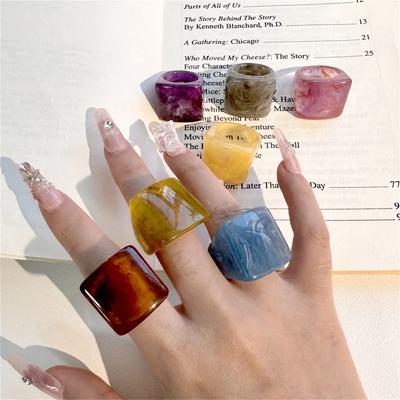 New Vintage Trendy Large Finger Rings For Women Exaggerated Amber Color Resin Temperament Geometric Finger Ring Punk Jewelry