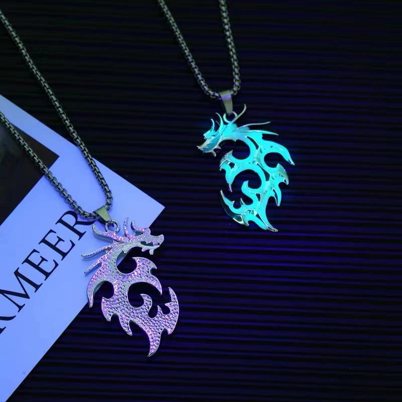 Collier Dragon Flamme Lumineuse Personnalité Punk Lumineux Pendentif Lumineux Brille dans le Noir Chaîne de Pull Collier Lumineux Bijoux Hiphop