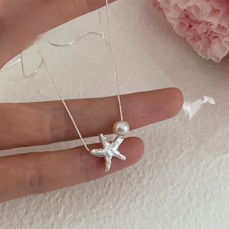 Ladies' Star Shaped Necklace Simple and Unique Collarbone Chain Versatile Design Suitable for All Seasons, Exquisite Star Pendant Temperament Necklace