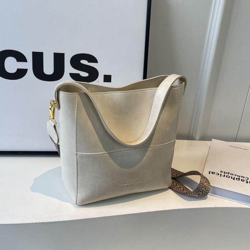 This New Bucket Bag Is Trendy, Fashionable and High-quality, Wide Shoulder Strap, Single Shoulder Handbag, and Large-capacity Women's Bag.