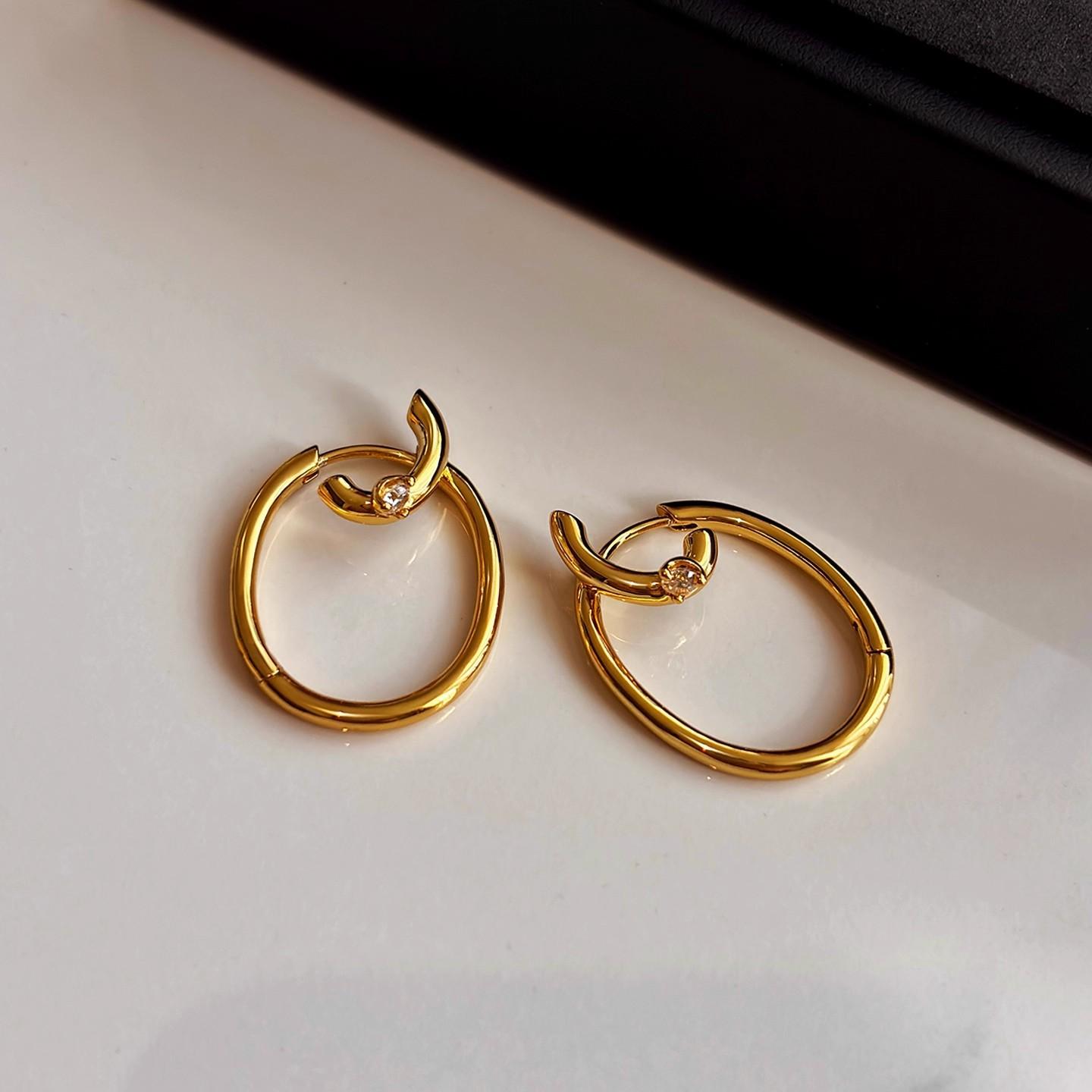 

Niche high-end irregular lines double-spell metal earrings real gold electroplating simple design commuter earrings
