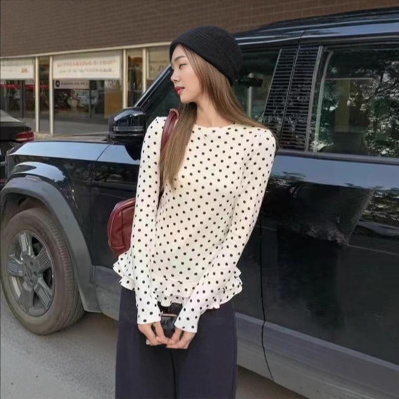 Damska biała koszulka z długim rękawem w grochy z falbanką - wyszczuplająca, słodka wiosenna stylizacja