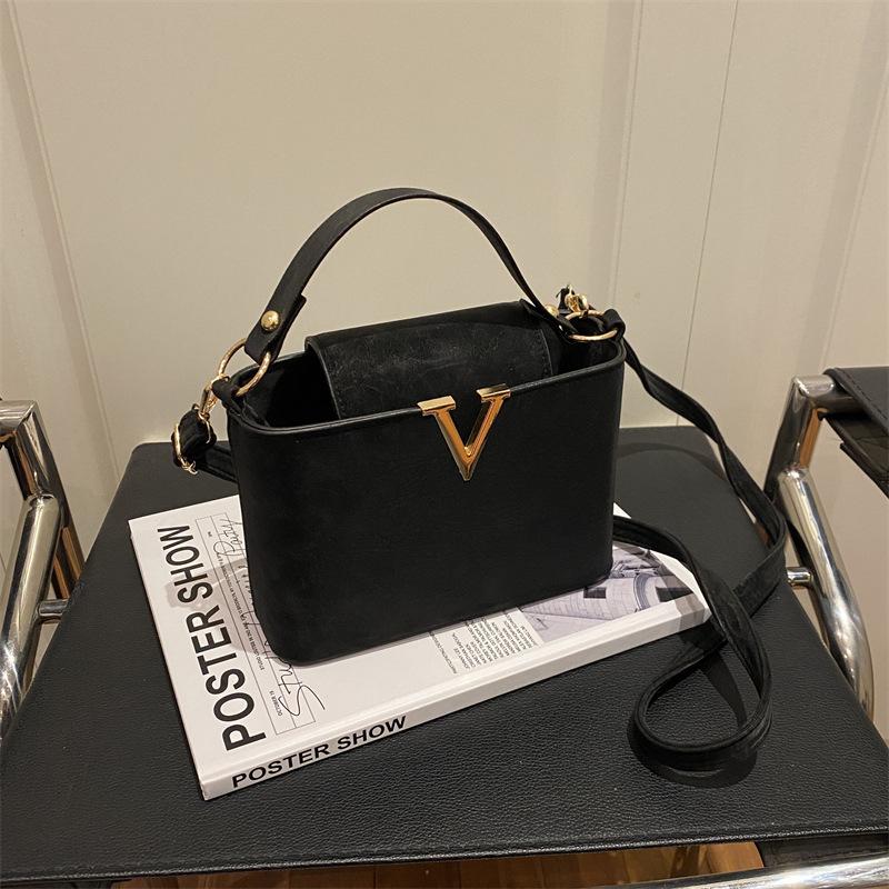 Fashion High Sense 2025 Summer New Light Luxury Texture Foreign Style Niche Versatile Single Shoulder Messenger Handbag