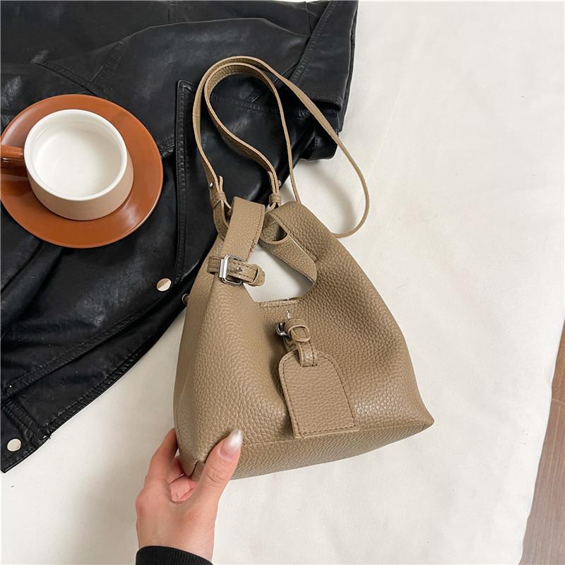 

Маленькая квадратная сумка 2025 года, новая модная универсальная сумка-мессенджер через плечо, однотонная женская сумка в стиле ретро хаки