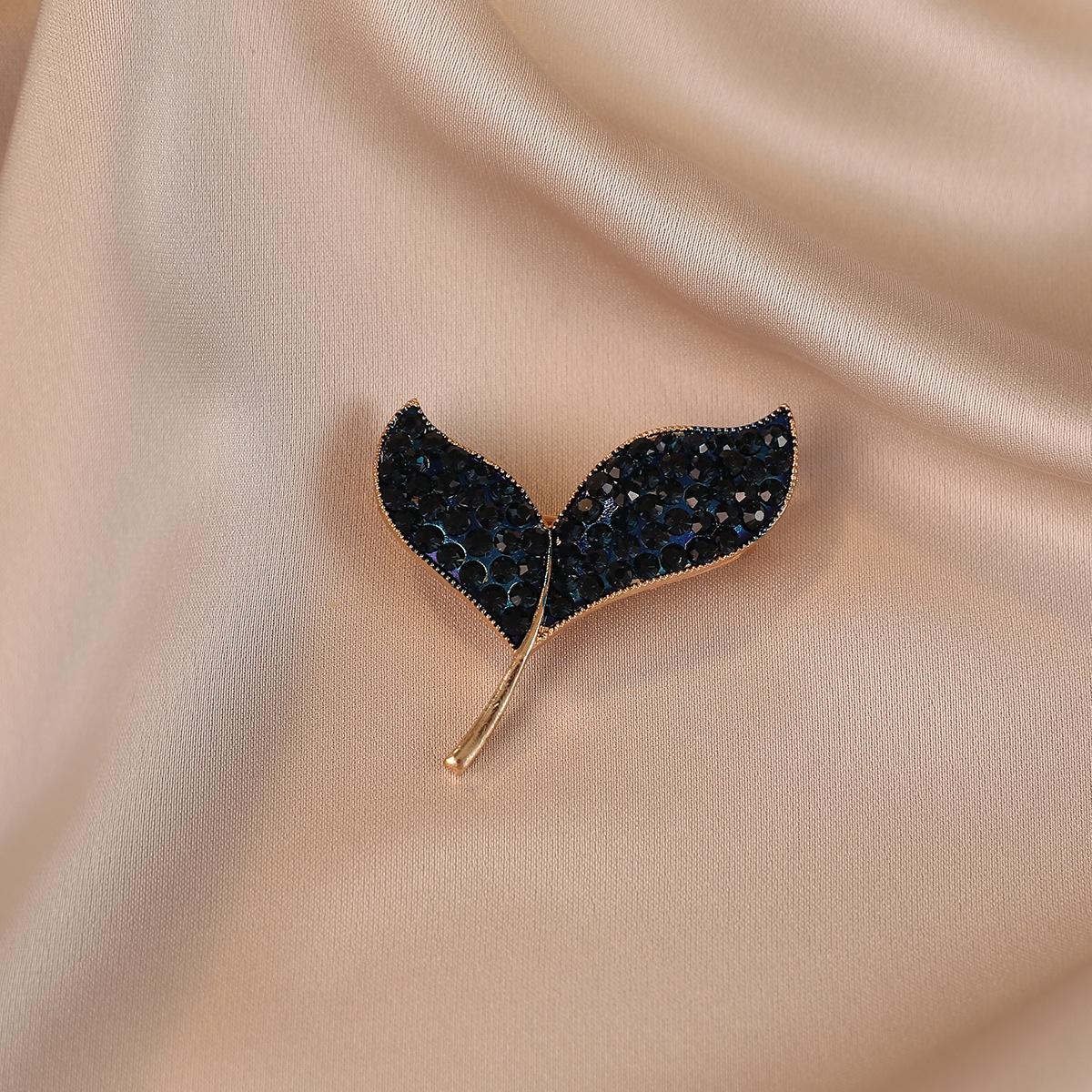 

Синяя брошь нишевого и креативного дизайна «Рыбий хвост» из сплава, инкрустированная цирконием. Изысканная и высококлассная на ощупь. Красивый хвост. Брошь с антибликовым покрытием.