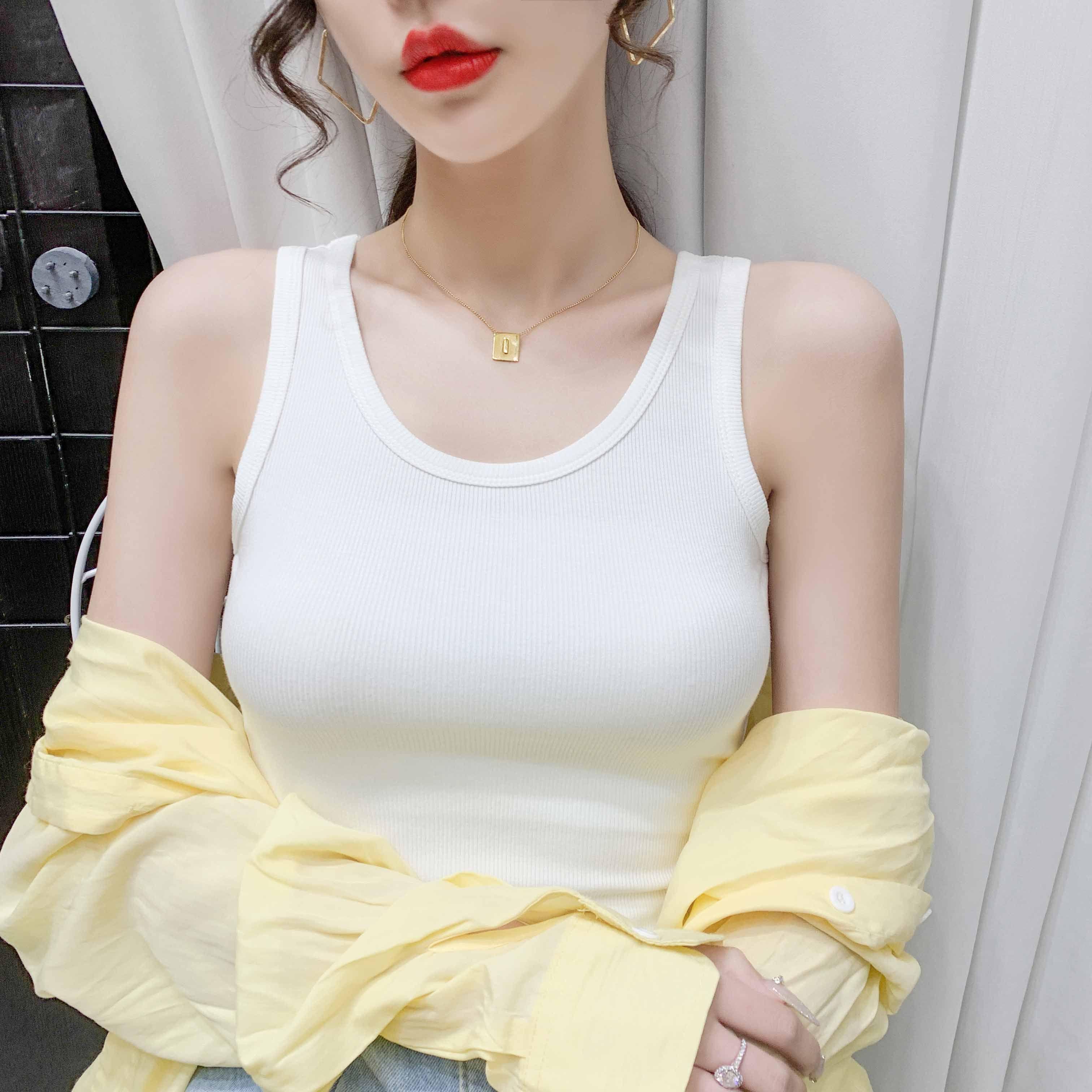 

Простая и шикарная женская однотонная майка большого размера приталенного кроя на весну и лето — носите в качестве основного или внешнего слоя, на тонких бретельках с резьбой L белый