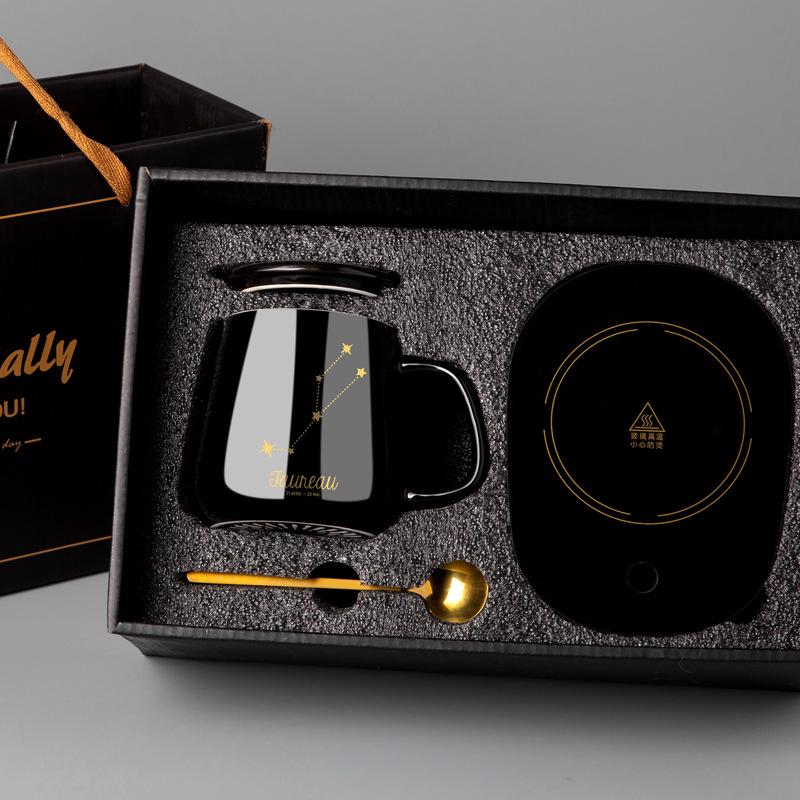 Spersonalizowany ceramiczny kubek do kawy z pokrywką i łyżeczką - Świąteczny wzór dla par