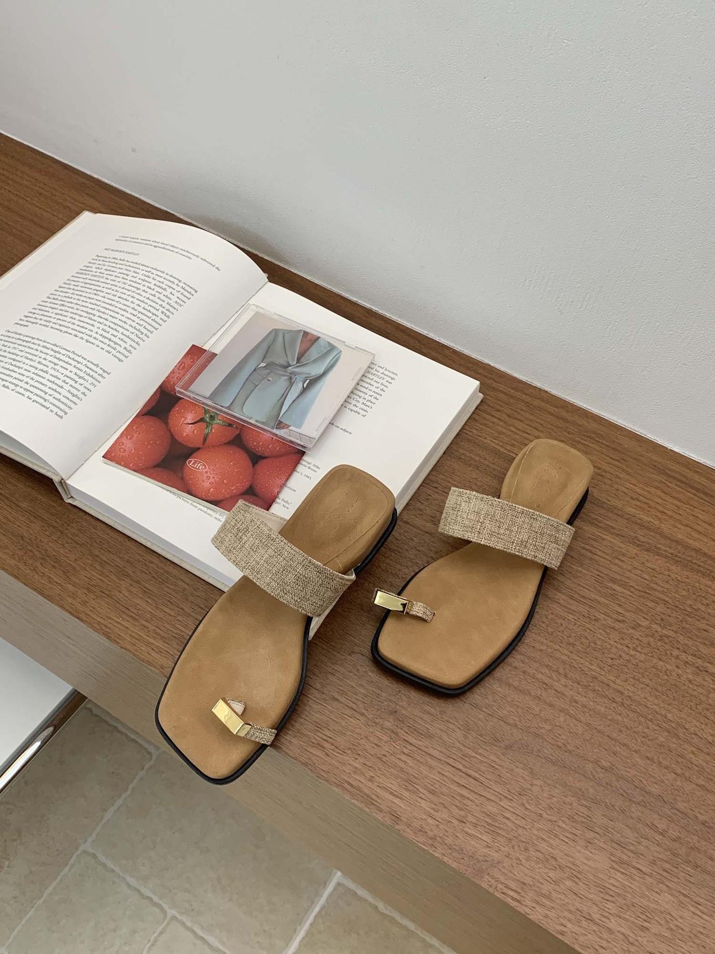 

Французский набор танкетка каблук крутые тапочки для женских 2025 лето новый отпуск пляж увеличение высоты металлическая пряжка тапочки на перемычке 39 хаки