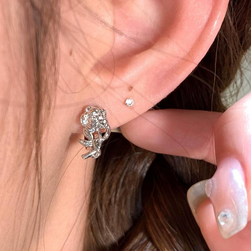 

New rose earrings, women don t need to take off studs when sleeping, ear buckles, niche design, high-end earrings, earrings.