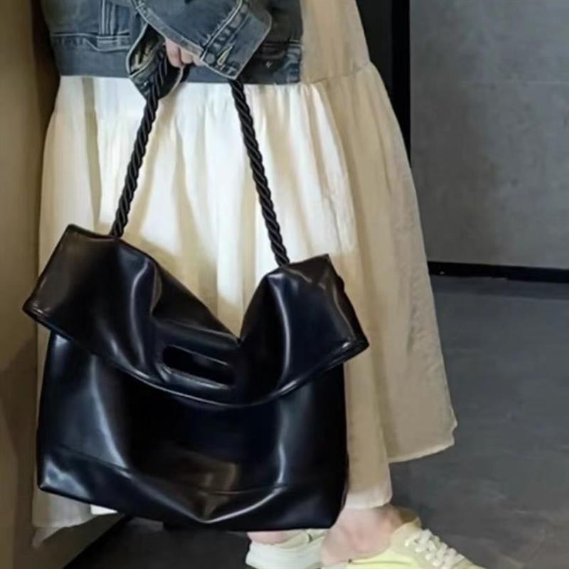 

Retro shoulder large capacity bag bag female 2024 soft leather student class commuter messenger bag tote чорний