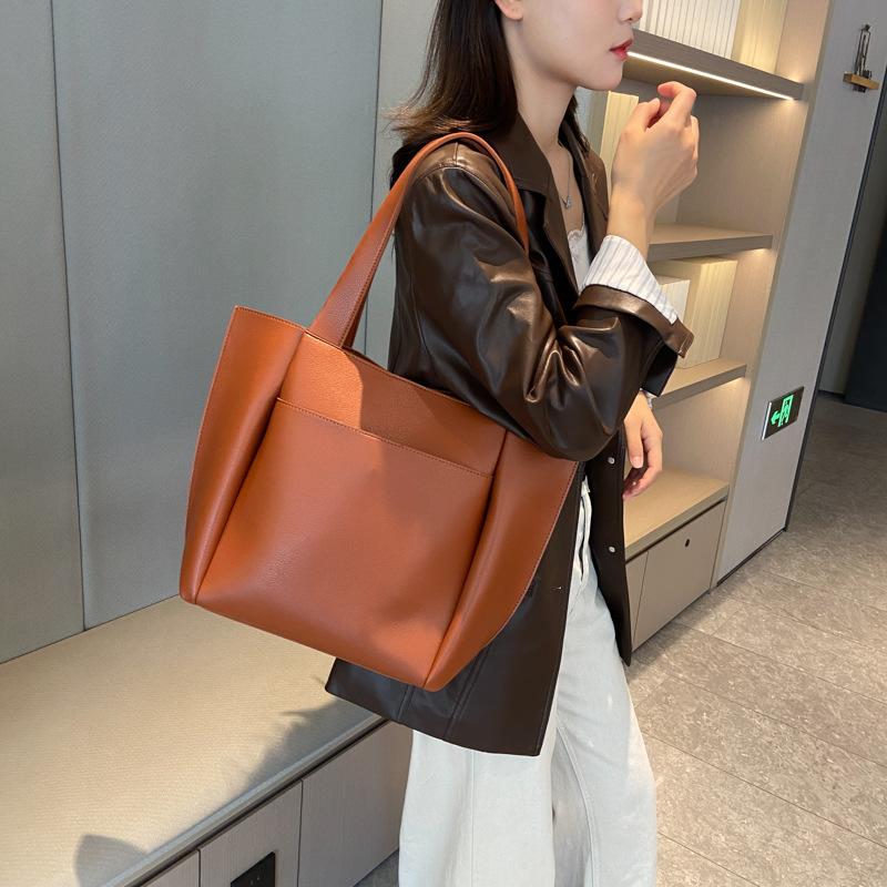 The New Tote Bag Is Fashionable and Simple, Large-capacity Shoulder Bag, Solid Color Handbag, and Female Bag.