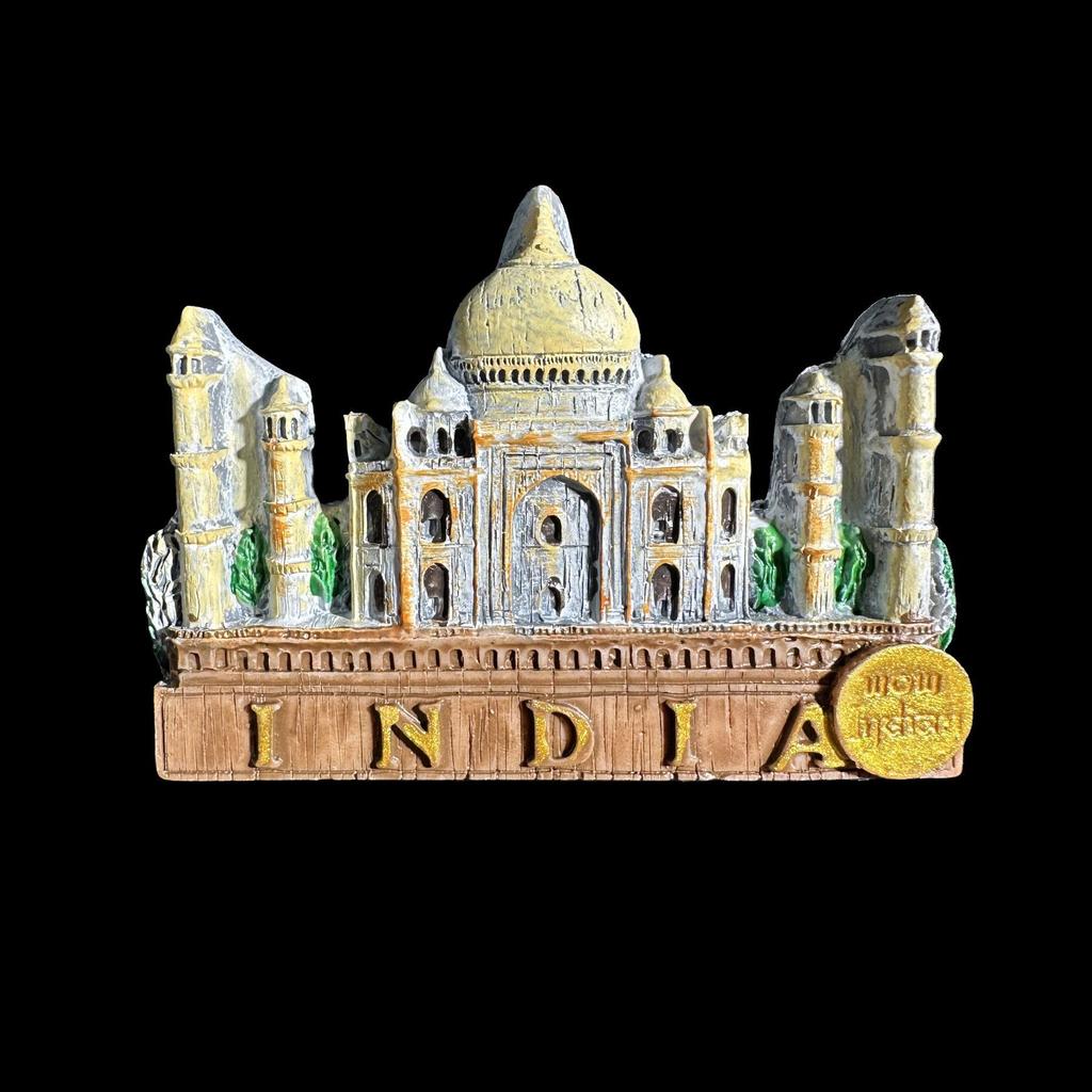 Mezinárodní kolekce pryskyřičných magnetů na lednici: Maďarsko, Dubaj, Thajsko, Polsko, Egypt, Itálie, Austrálie, Německo, Španělsko, Belgie