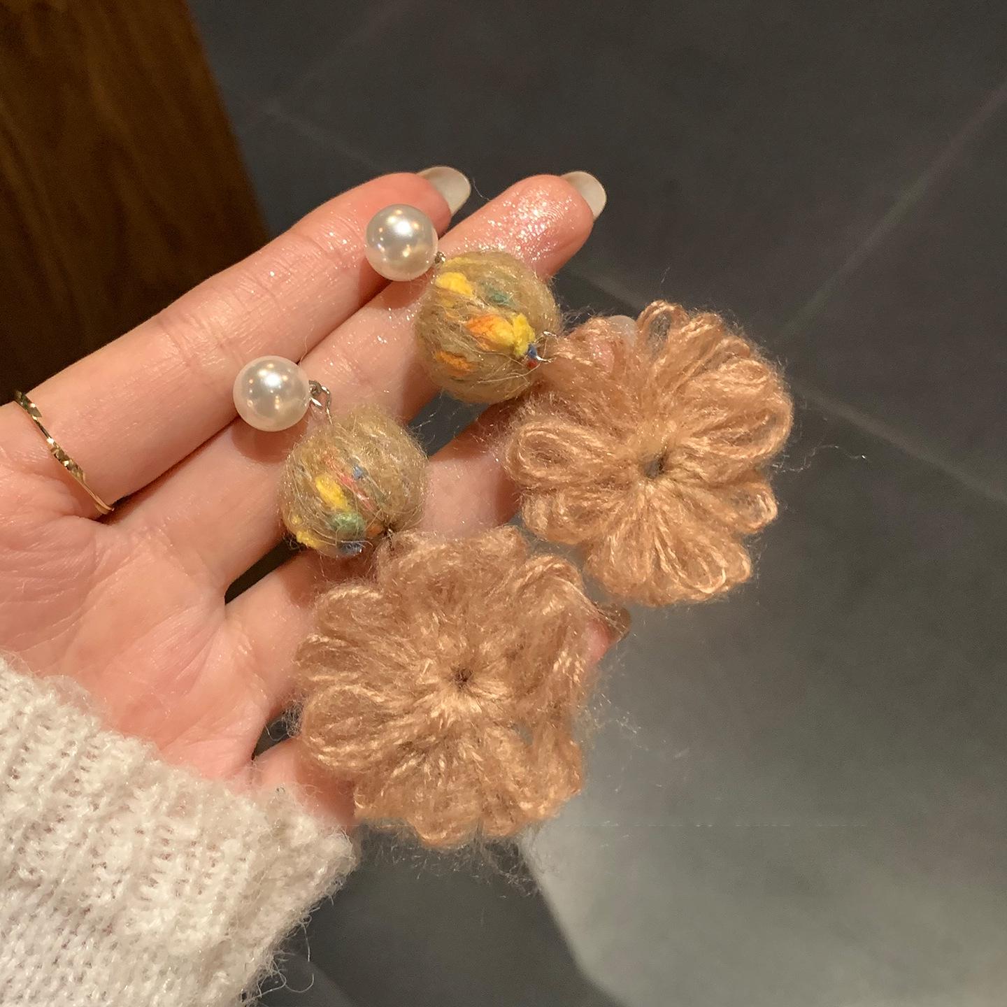

Silver Needle Wool Flower Pearl Stud Earrings - Elegant, High-End Autumn/Winter Statement Accessory with Unique Design.