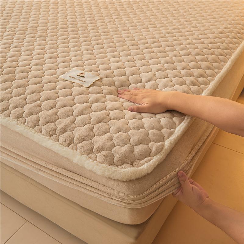 Quilted Bed Cover Velvet Mattress Protector Skin-friendly Bedspread Winter Thickened Bed Linen fundas de colchón (No Pillowcase)