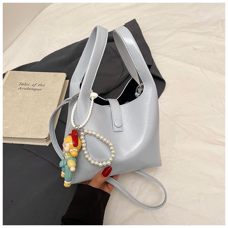 Korean Version of Fashionable Portable Bucket Bag Women's 2025 New Simple and Versatile Shoulder Bag Texture Versatile Commuter Messenger Bag