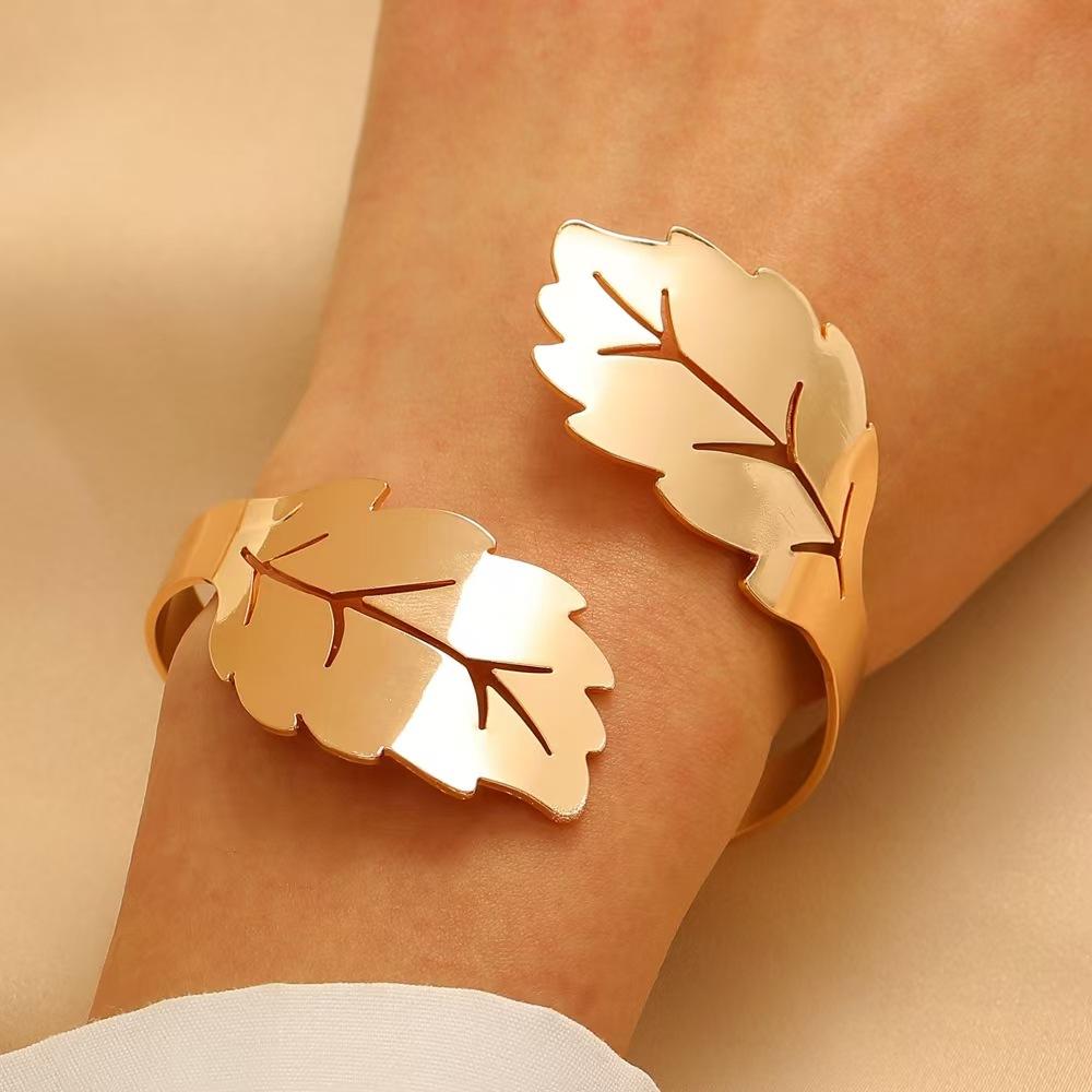 High-quality 2026 gold double-layer S-shaped hollow-out modeling bracelet, simple and versatile snake-shaped opening adjustable jewelry.