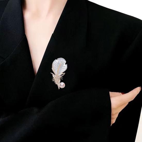 Damen Brosche Federform Anstecknadel mit Strasssteinen Faux Perlen Dekor Anzug Revers Pullover Kleid Mantel Abzeichen Hochzeiten Partys Tägliche Kleidung