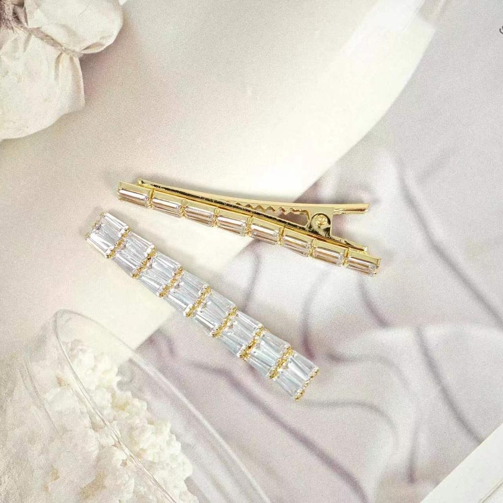 2023 Exquisite White Zircon Trapezoidal Clip: Luxurious, Simple Design