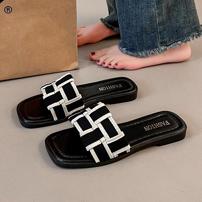 French flat-bottomed cool slippers women's summer outer wear fashion year new Xiaoxiangfeng women's seaside beach sandals