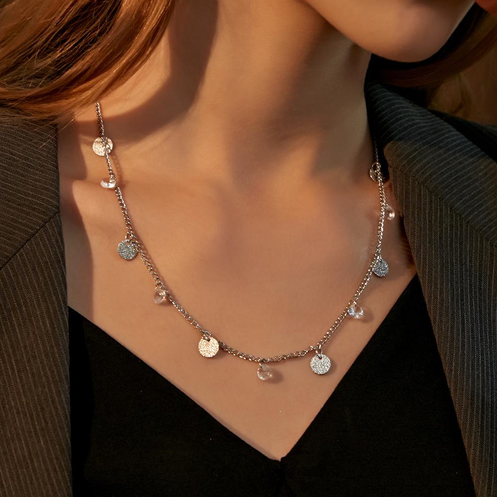 Golden Multi-layer Pearl & Portrait Pendant Necklace - Fashion Retro Clavicle Chain for Women