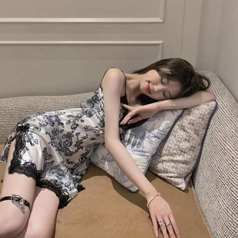 Pijama de Encaje Veraniego Sedoso para Mujer: Tirantes Acolchados y Diseño Suave