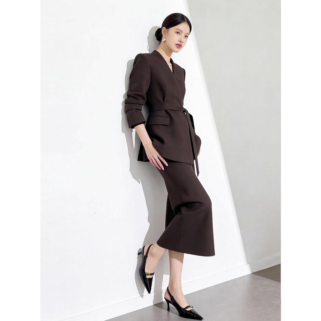 Elegant Coffee-Colored Collarless Skirt Suit for Women with Waist-Cinching Belt - Perfect for Urban Professional Style and Commuting.