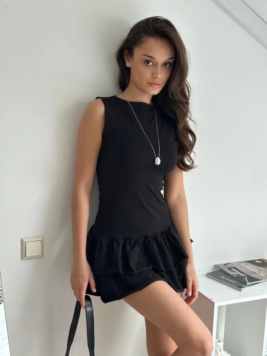 

Летняя мода 2026: Европейское и американское плиссированное платье без рукавов однотонной расцветки S