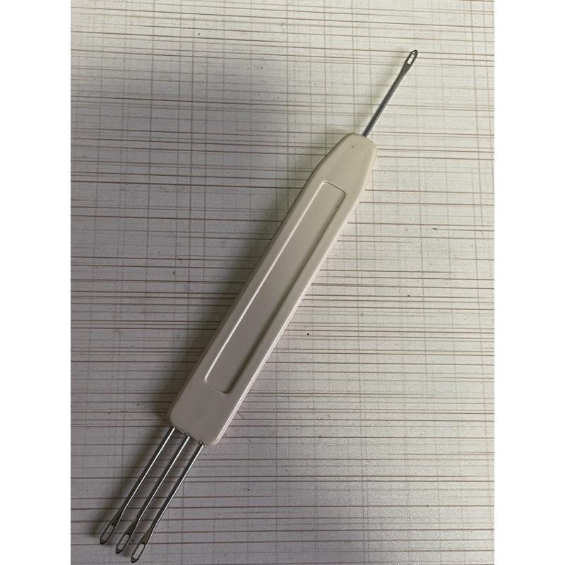 Knitting Machine Yarn Feeder with Needle Picker and Pusher Plate