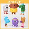 Delizioso set di 6 personaggi d'azione di Hey Duggee con distintivo, perfetto per i bambini a Natale.