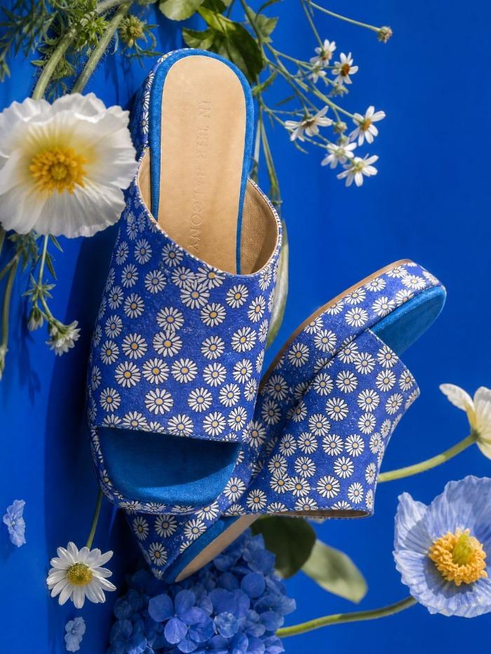 In The Balcony 26 Juicyjewel - Blue Daisy