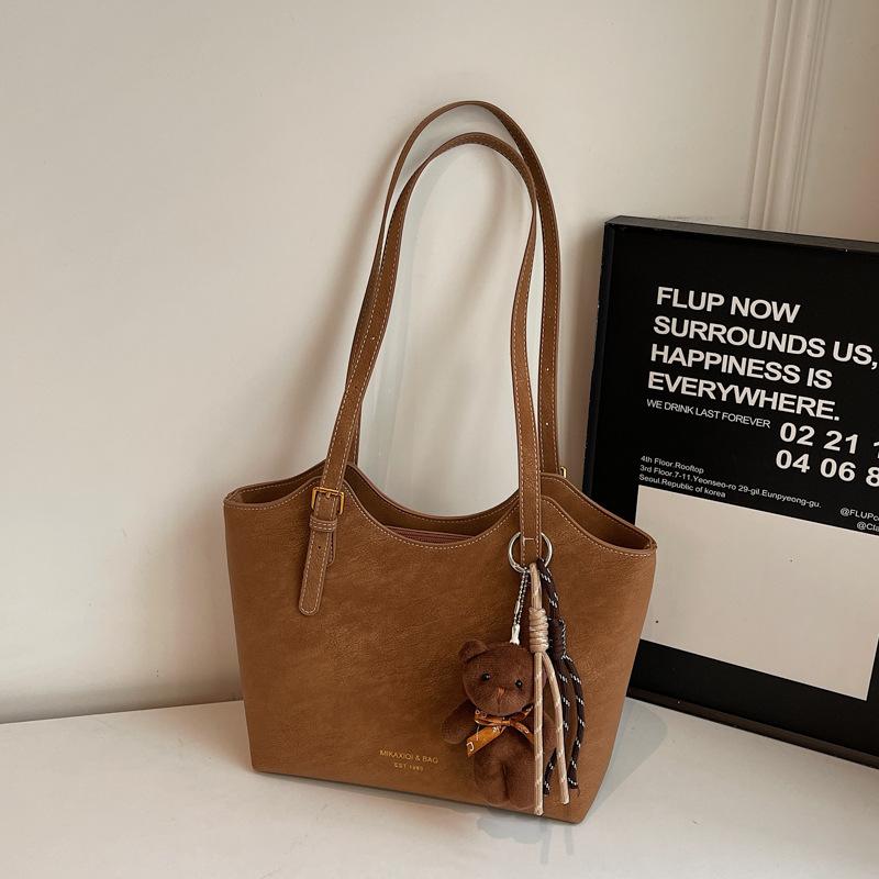 Retro large-capacity bag women's winter new casual commuter shoulder bag simple texture tote bag