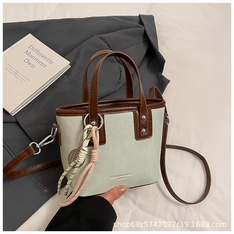 

Simple foreign style portable bucket small bag women s 2025 new Korean version shoulder messenger bag contrasting color commuter small bag светло-зеленый