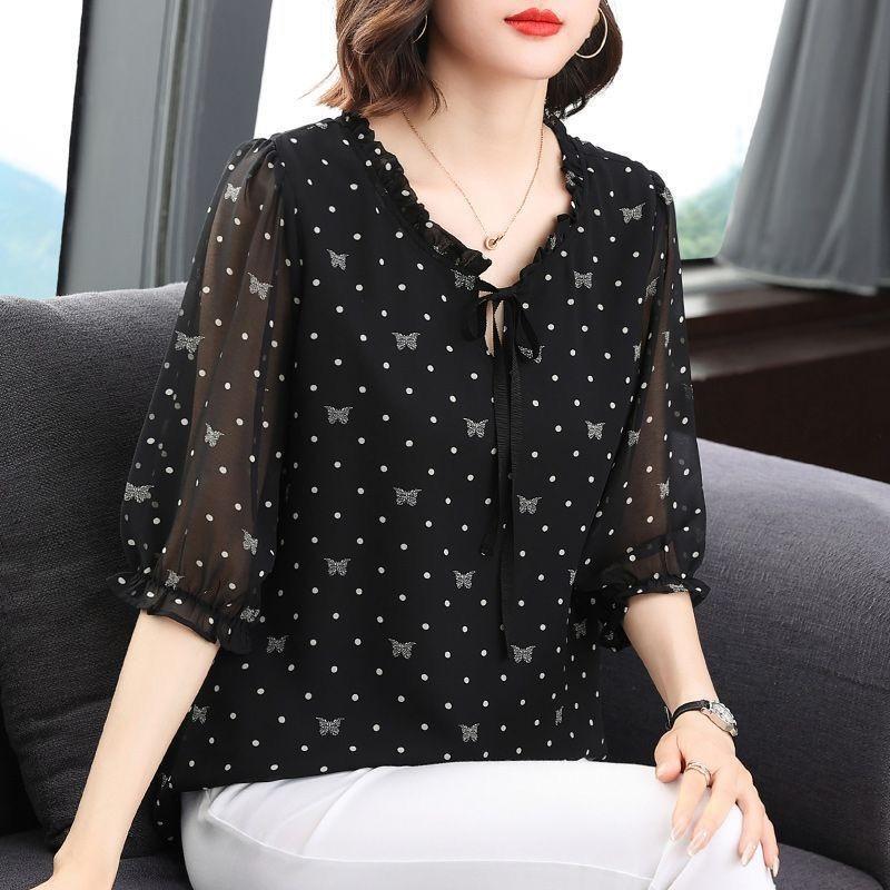 

Женская летняя черная шифоновая блузка в горошек с принтом бабочек и оборками XL чёрный