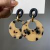 Orecchini a bottone geometrici rotondi con stampa leopardata in resina e pelle con ago d'argento moda autunno e inverno orecchini di nicchia di alta gamma da donna