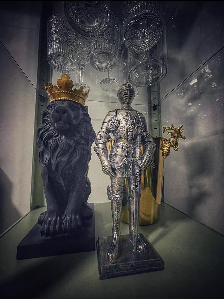 Zbrojny Żołnierz Symulowana Figura Człowieka Rzeźba Żelazny Rycerz w Zbroi Figurki Dekoracyjne Akcesoria do Dekoracji Domu