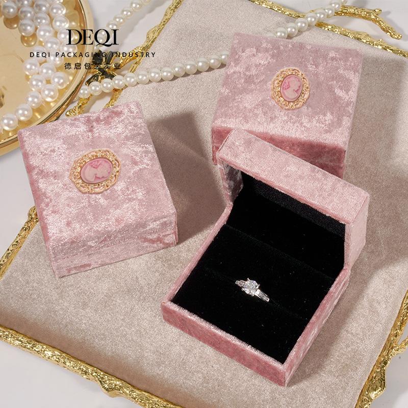 

Pink retro women s portrait jewelry box velvet ring necklace jewelry accessories ring box packaging box gift box Swan pink; necklace box