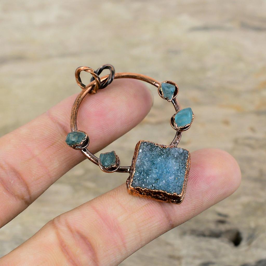 Blauer Druzy-Anhänger, galvanisierter Kupferanhänger, Neon-Apatit, Rohanhänger, galvanisierter Schmuck, handgemachter Edelsteinanhänger, Jahrestagsgeschenk