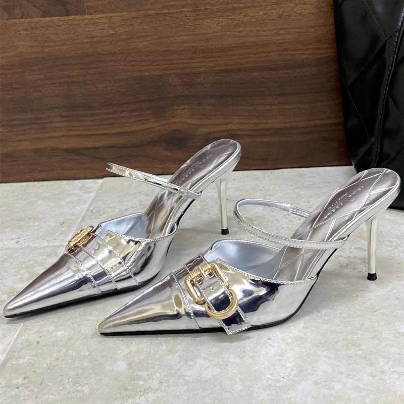 

Модные лаковые сандалии-слайды с ремешком и металлической пряжкой, женские сексуальные шлепанцы на высоком каблуке с острым носком, элегантные мюли 40 серебряный