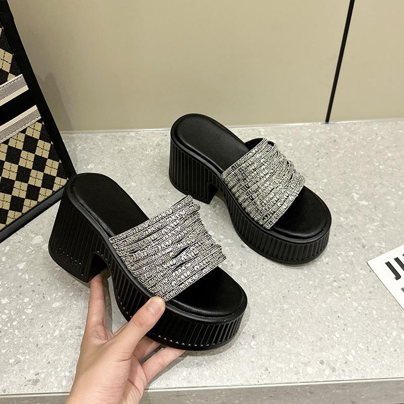 

European Station 2025 summer new product slope heel thick bottom heightened feminine rhinestone surface one-word slippers wear cool slippers 32 чёрный