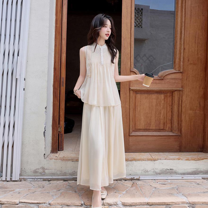 

Комплект женский летний из трех предметов: жилет без рукавов цвета экрю, легкие брюки-палаццо и топ. XL абрикосовый