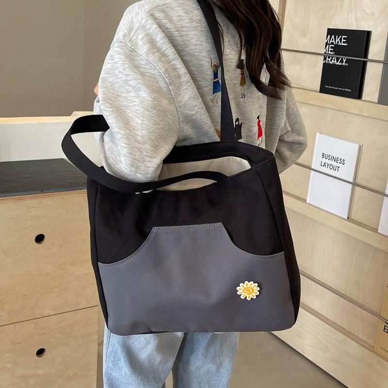 Korean version of large-capacity contrasting color tote bag 2025 new casual foreign niche design personalized simple shoulder bag