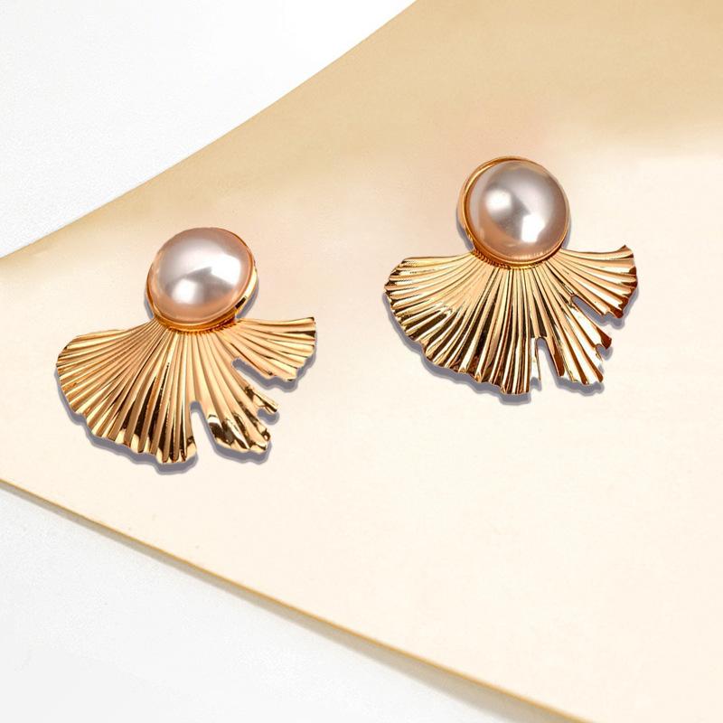 Spring and summer new design sense metal inlaid ginkgo biloba pearl earrings sex catwalk exaggerated jewelry