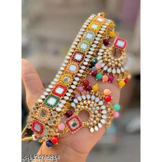 

Колье и серьги с позолоченным жемчугом и зеркальными заклепками Женские украшения