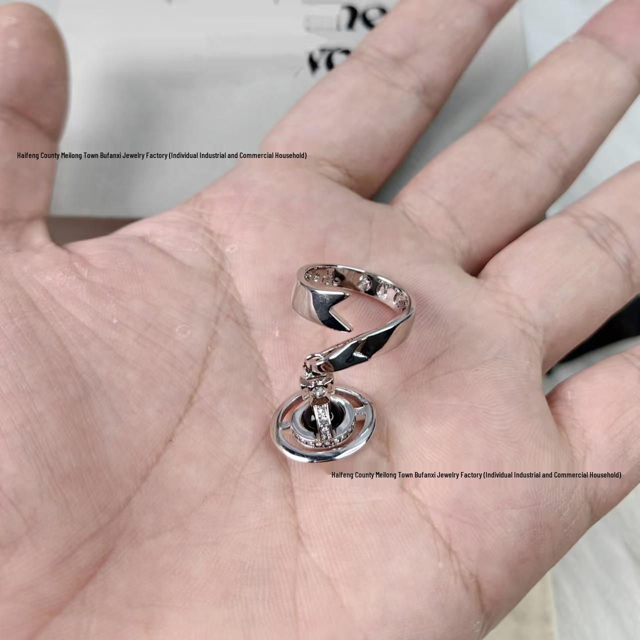 

Открытое кольцо Vivienne Westwood 3D Orb Saturn для мужчин и женщин - Уникальный стиль, В наличии Adjustable Open белый
