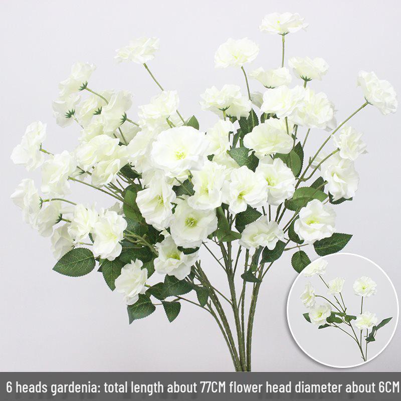 Weiße Blumendekoration für Hochzeiten Künstliche Straußornamente und Bogen-Requisiten