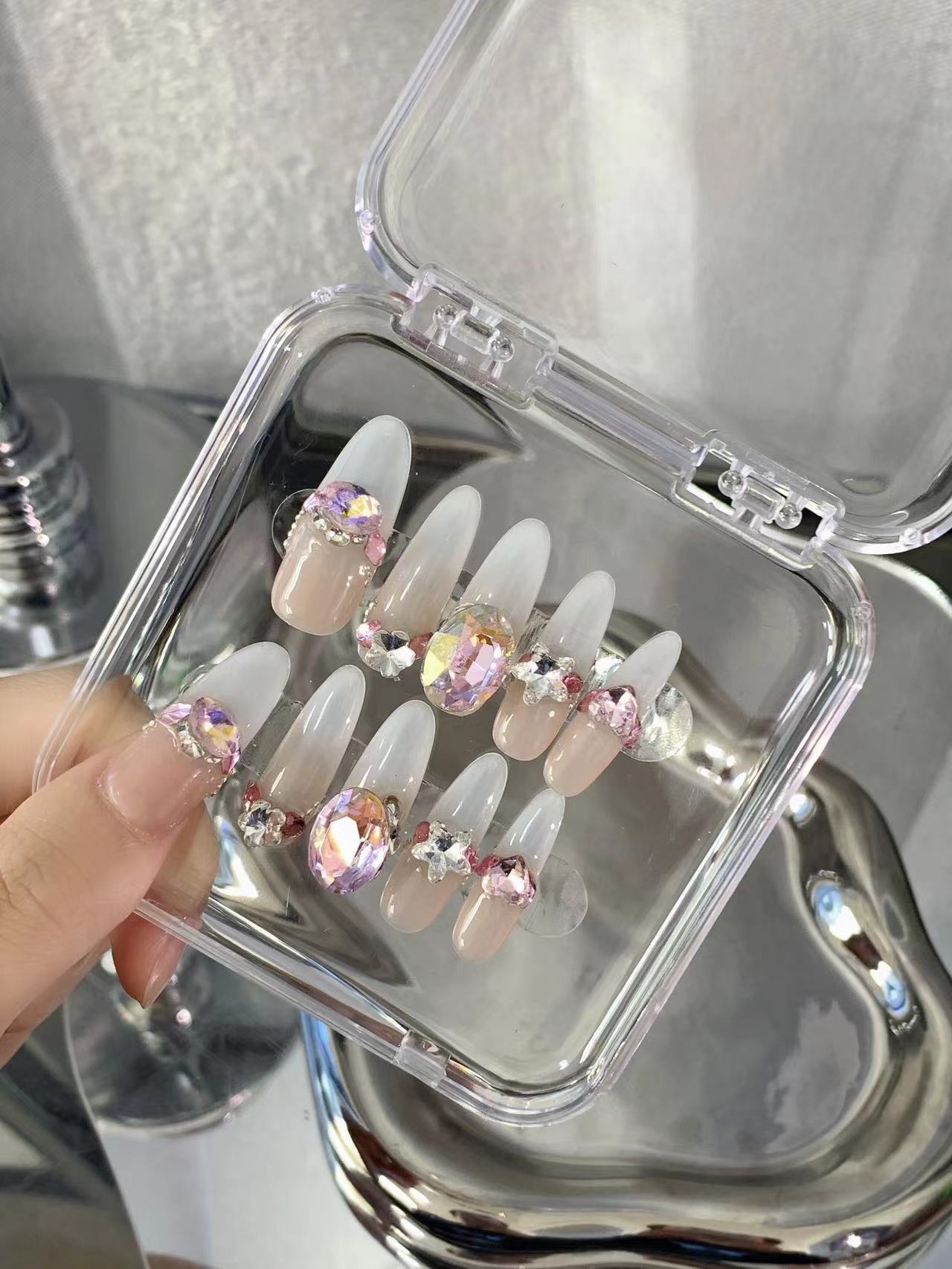 

Ежедневный отбеливающий градиентный трехмерный кулон в виде бриллианта K9 и сердца, наклейка для ногтей M