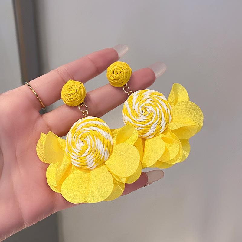Alloy Flower Tassel Stud Earrings Women 2025 New Popular Beach Vacation Style Niche Super Fairy Summer Earrings