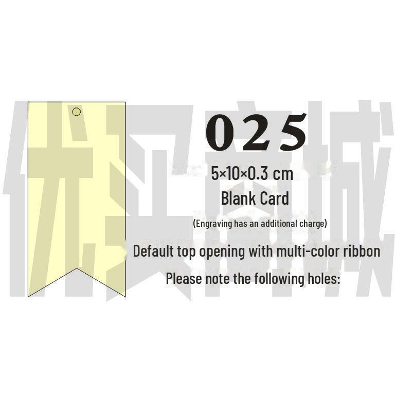 Gravovaná dřevěná karta s přáním s prázdnou visačkou a závěsnou cedulkou