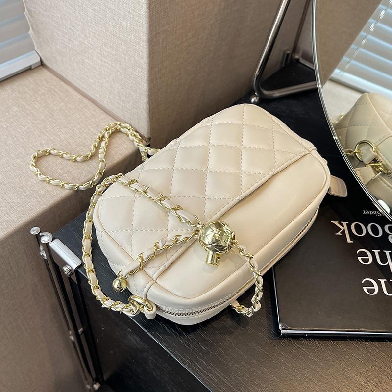 

Маленькая женская сумка с вышивкой ромбами 2024 года, новая сумка-мессенджер Sky Chain, иностранный стиль, супер-огненная маленькая квадратная сумка белый